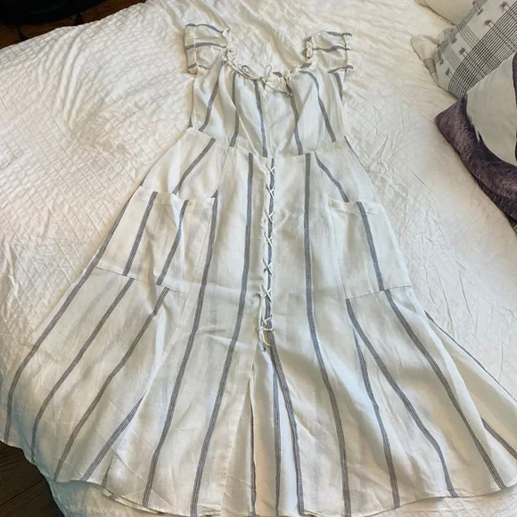 100% Linen Reformation dress - Picture 3 of 12